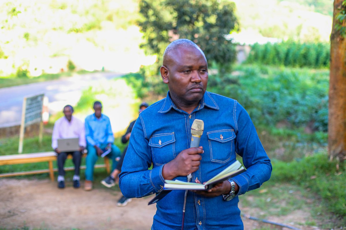 GakenkeDistrict's tweet photo. @AimeNiyonsenga @GashenyiSector1 @muka_vestine @gahundemaurice @inzizaJbosco @UwamahoroThere1 @RwandaParliamnt @RwandaLocalGov @RwandaAgriBoard @RwandaAgri Bagiranye ibiganiro byibanze ku kongera umusaruro w'ubuhinzi, kwimakaza isuku, kwishyura ubwisungane mu kwivuza, kwizigama, kwimakaza ubumwe n'ubudaheranwa, kwirinda amakimbirane yo mu muryango. Banahawe umwanya wo gutanga ibitekerezo, ibyifuzo n'ibibazo bihabwa umurongo. https://t.co/72L2iFvDIh