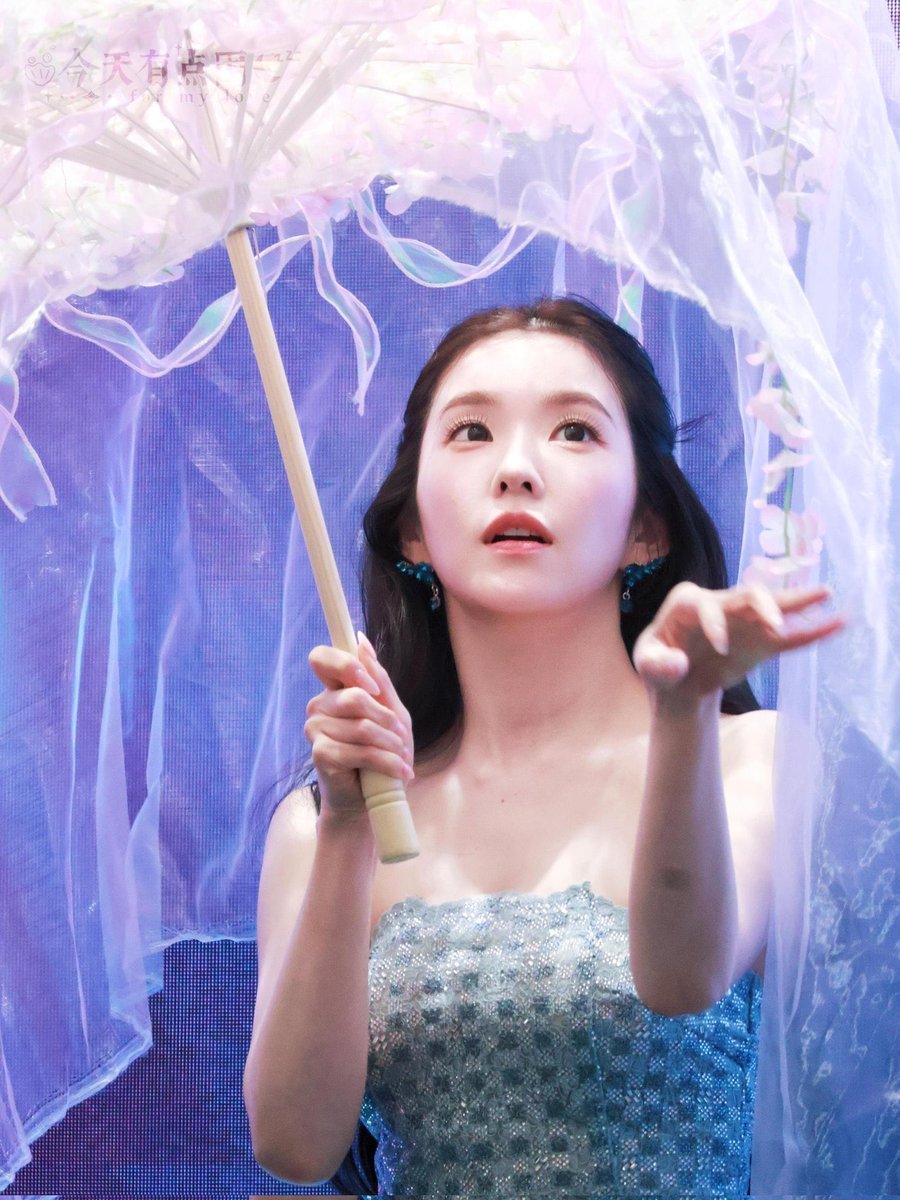 reneithebae's tweet photo. Cosplaying as Princess Rene in Beijing! And the way the ornaments fit the whole vibe so well like.... should I be a graceful princess waiting for her prince to come and sweep her away on a white horse or should I be a brave one, shooting arrows at the bad guys instead? 🏹 https://t.co/zj8dfYfqs8