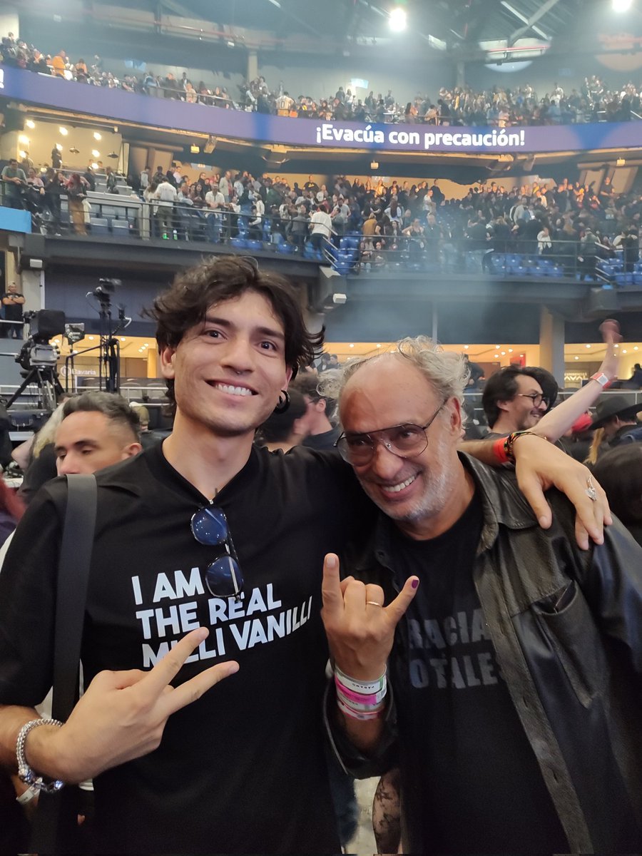bohemiangrovee's tweet photo. Está camiseta tiene historia @jucorreal @sodastereo https://t.co/2C9QkgMH1P
