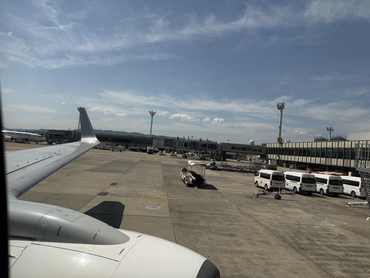yu_cloud's tweet photo. FOVライブも終わり、帰りも安定のJALで帰京✈️

バイバイ大阪、また来月😂

ちなみに、乗った機体が…
JA301J （Boeing737-800 初号機）

YouTubeチャンネル「JAL、サブチャンネルはじめました」で、窪田パイロットが里帰り企画の時に操縦していた機体でした。
びっくり‼️

#JAL https://t.co/LqF3K9J13c
