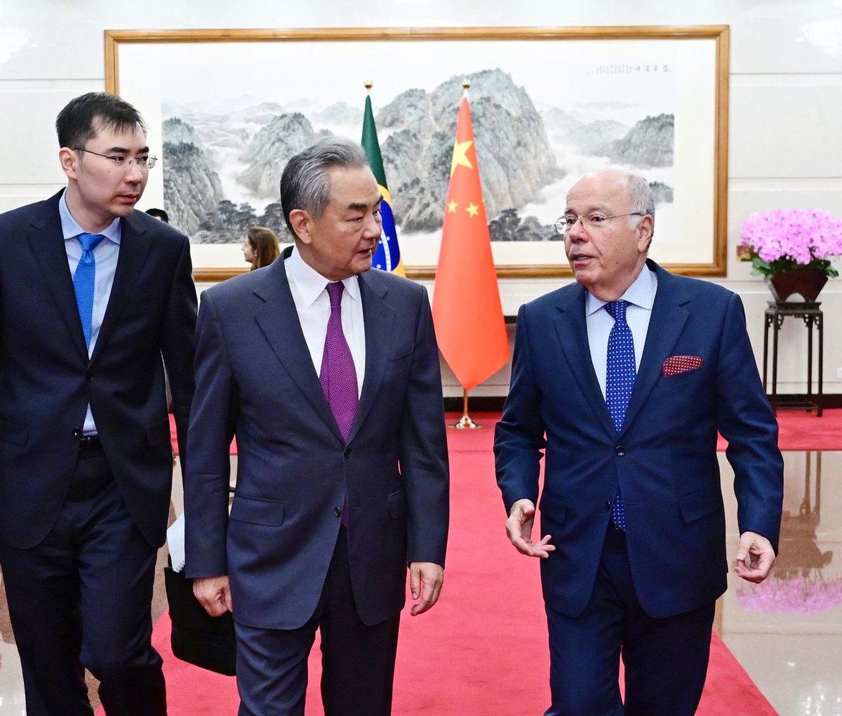 ItamaratyGovBr's tweet photo. O Ministro Mauro Vieira copresidiu hoje, em Pequim, ao lado do Ministro dos Negócios Estrangeiros da China, Wang Yi, a 5ª edição do Diálogo Estratégico Global (DEG). https://t.co/E55Up5dGxw