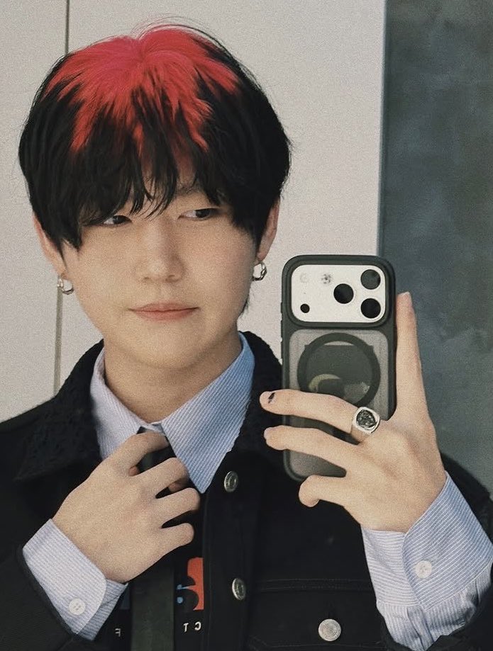 ___mg_aaa's tweet photo. カメラのとこにシール貼る遊び若井もやっててｳｪｲ https://t.co/Xz3WQiBtow