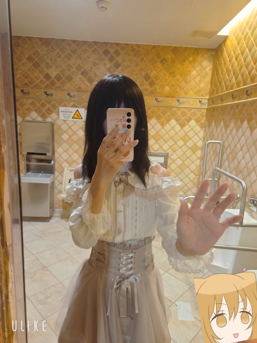 QuantumTransf's tweet photo. 最近的穿搭碎片.png
图一是在迪士尼拍的，雷鸣山漂流下来头发已经乱掉了（（
 
ps：我必须夸一下 milvus 的文化衫，配色和设计都很棒，谢谢 milvus（ https://t.co/3cQ3d4YdoB