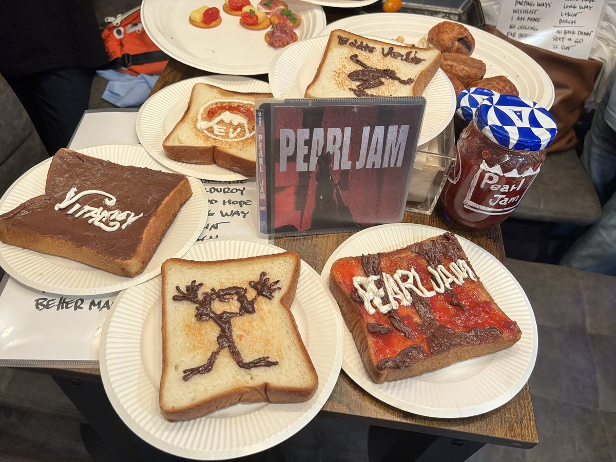 y_tupelohoney's tweet photo. 昨夜はMetal Brewing Tokyoさん@MetalMasterTYO でエディ来日打ち上げでした！エディが来日してくれたお陰でこういう場が持てたことに加えて、オーガナイズしてフードやリッツパーティ準備をして下さった皆様ありがとうございました！超楽しかったです！！ https://t.co/lqM58I1kVr