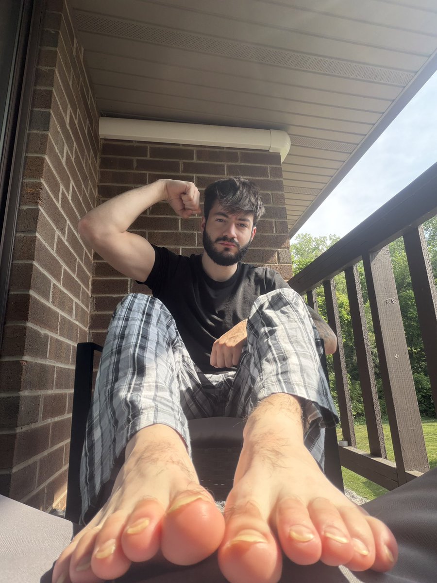 King___Justin21's tweet photo. My toenails need cut, which pup wants to use my nail trimmings as a chew toy🐶😂 https://t.co/aXA4ueR53Z
