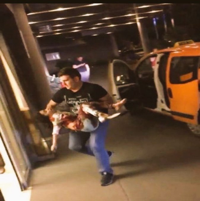 HEzergecer's tweet photo. @dalcierhan @haskologlu ortaya atılmış öyle bir rivayet var gözümüzle görmediğimiz için varda diyemeyiyiz yokta günahı vebali yapanın başına 
Ama gözümüzle gördüğümüzde var Salıdırıda yaralanıp ortada kalmış çocuğu kapıp bedelsiz hastaneye getirende taksici https://t.co/PEy7tHo24U