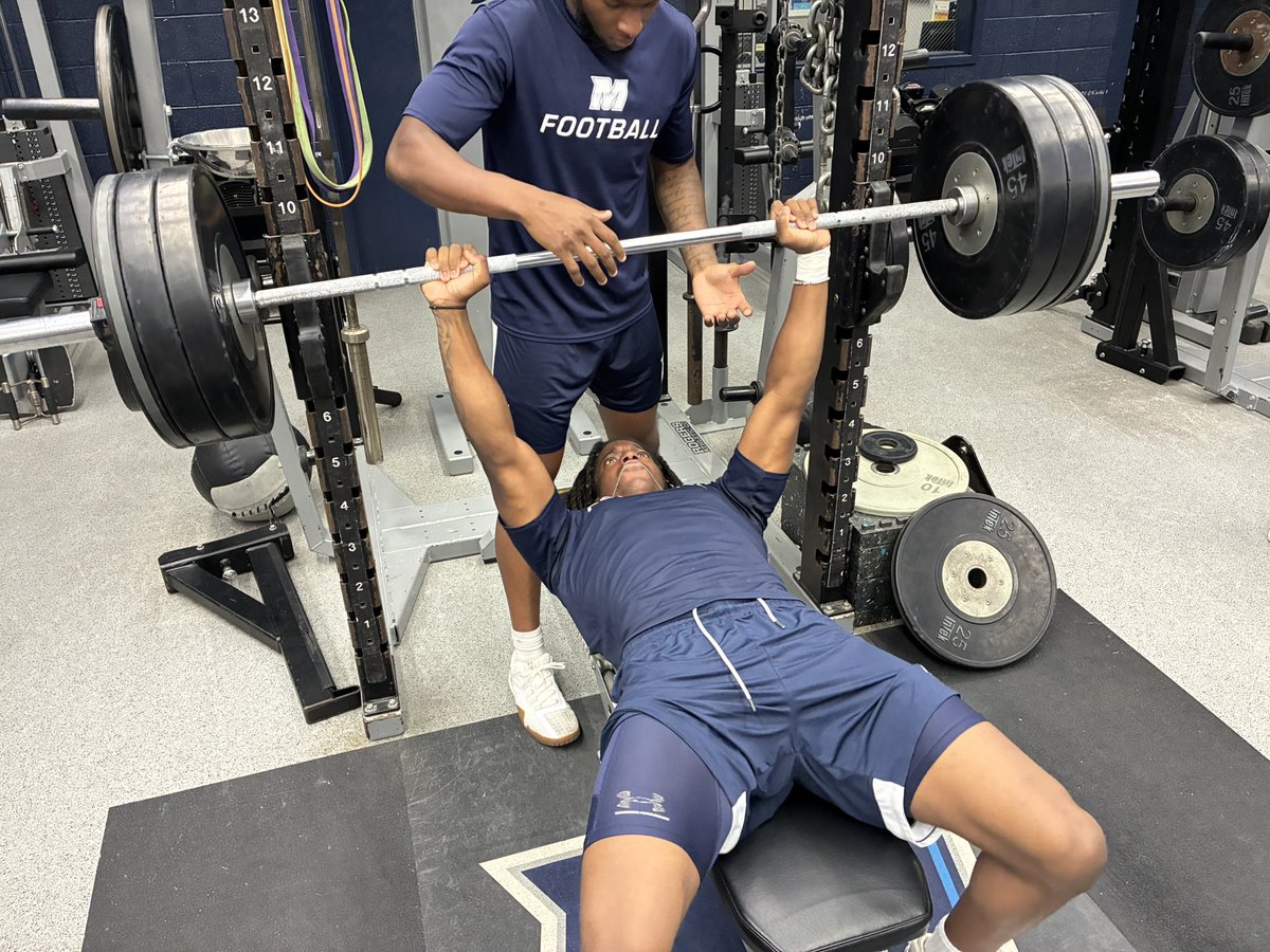 CoachJeffGallo's tweet photo. FEED THE CONFIDENCE, starve the doubt
Ⓜ️🦅🏈🔥
#FlyHawks  #GRIT
DO THE WORK https://t.co/I69P6f4NOT