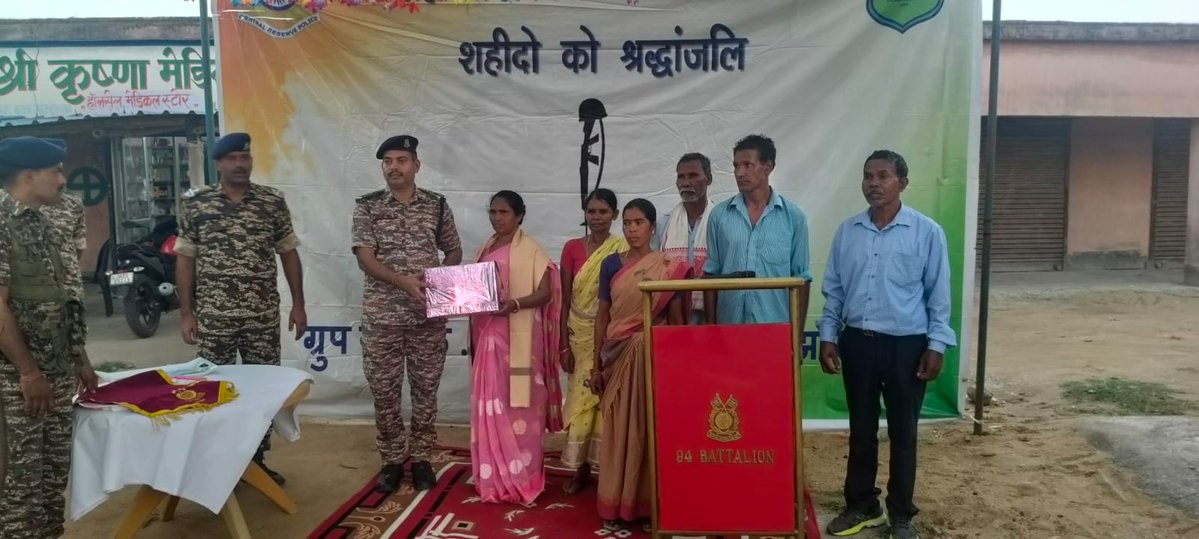 JsrGc's tweet photo. समूह केंद्र जमशेदपुर के निरी0/जीडी शिवपूजन कुमार ठाकुर ने 05 वी सिग्नल बटालियन के शहीद मुख्य आरक्षी/ रेडियो ऑपरेटर विनसेंट खेस के गांव किनकेल, सिमडेगा (झारखंड) जाकर शहादत दिवस के अवसर पर श्रद्धांजलि अर्पित किया एवं वीरनारी डोमिनिका तिर्की को शाल व उपहार भेंट कर सम्मानित किया। https://t.co/RHqFlmGCL4
