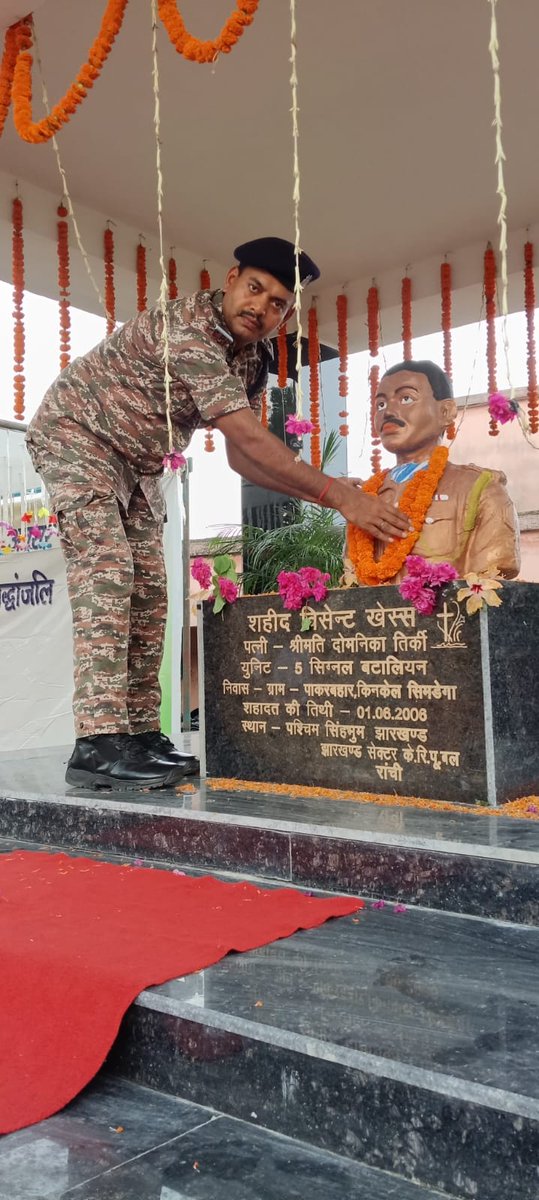 JsrGc's tweet photo. समूह केंद्र जमशेदपुर के निरी0/जीडी शिवपूजन कुमार ठाकुर ने 05 वी सिग्नल बटालियन के शहीद मुख्य आरक्षी/ रेडियो ऑपरेटर विनसेंट खेस के गांव किनकेल, सिमडेगा (झारखंड) जाकर शहादत दिवस के अवसर पर श्रद्धांजलि अर्पित किया एवं वीरनारी डोमिनिका तिर्की को शाल व उपहार भेंट कर सम्मानित किया। https://t.co/RHqFlmGCL4