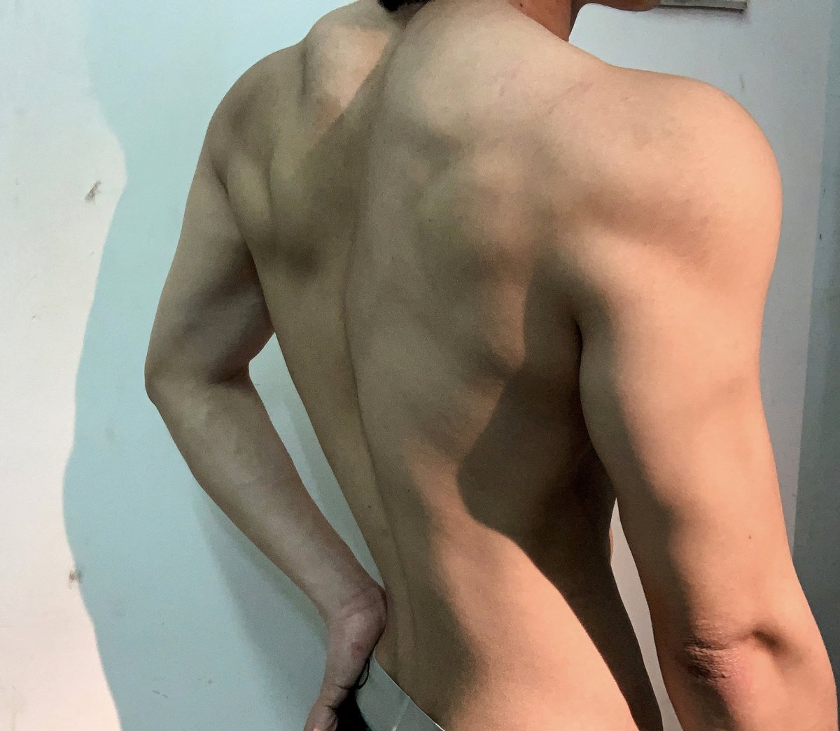 CloudOvOcc's tweet photo. 没怎么拍过背部的照片呢 #薄肌 #宽肩窄腰 #肌肉男 https://t.co/40kUSkwTAz