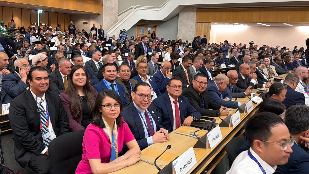 UGTElSalvador's tweet photo. El Ministro de Trabajo @RolandoCastroSv informó que El Salvador ha logrado un hecho histórico al salir de la Lista Corta de la OIT, destacando que este resultado refleja la unidad del pueblo salvadoreño y el acompañamiento histórico de la clase trabajadora que lucha por un mejor país. 

El funcionario señaló que, bajo el liderazgo del Presidente @nayibbukele, el país está escribiendo una nueva etapa en su historia, donde el esfuerzo conjunto ha sido determinante.

Afirmó que este logro no pertenece a un solo sector, sino a toda la nación: trabajadores, empleadores e instituciones que decidieron avanzar unidos por el futuro del país.
