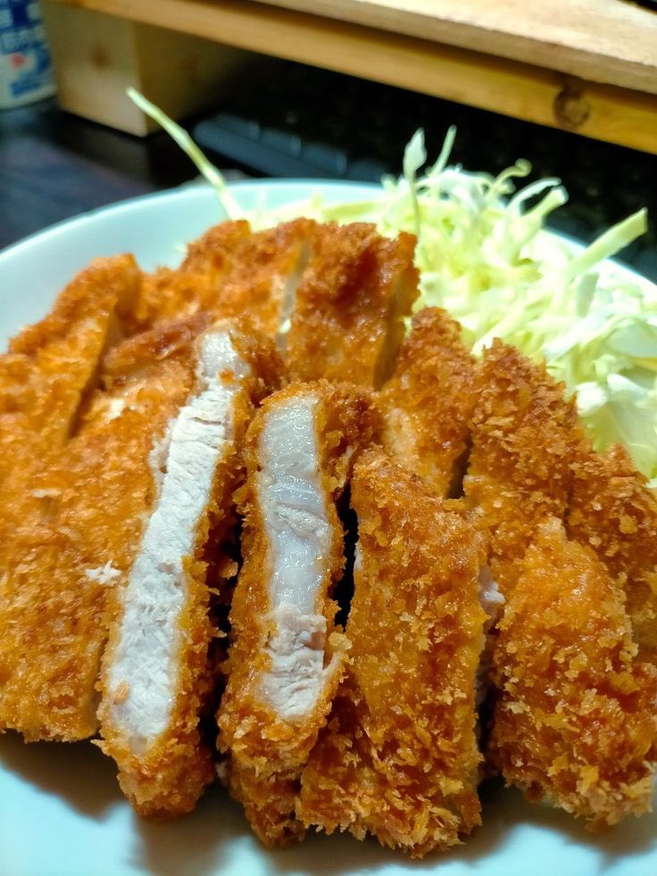 caeruleaphiile's tweet photo. Meletakkan 𝘤𝘩𝘪𝘤𝘬𝘦𝘯 𝘬𝘢𝘵𝘴𝘶 di atas meja makan @R0ENGKAD, dengan catatan kecil di sampingnya. https://t.co/0eSnupmO7x