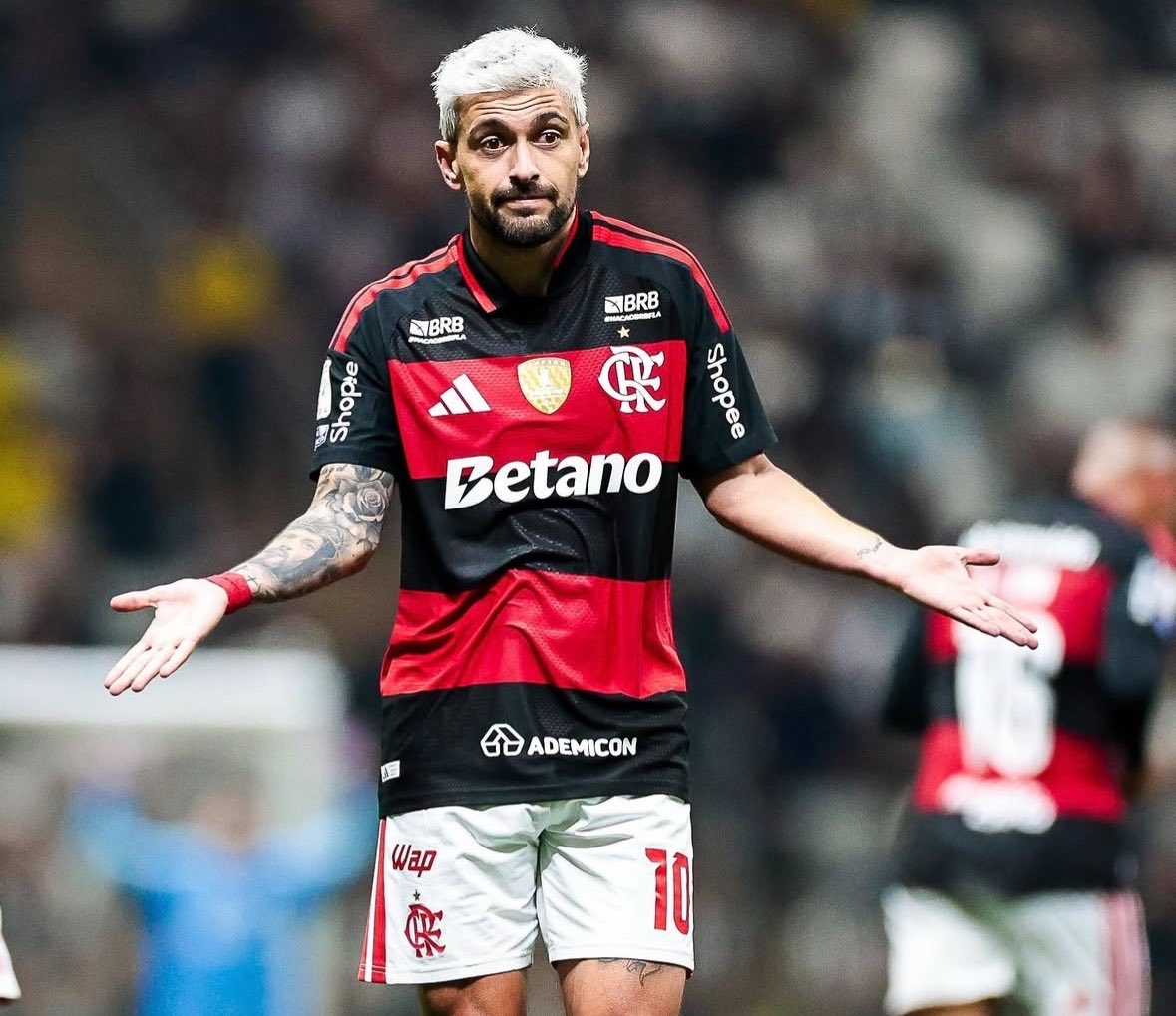 FlamenGOL_81's tweet photo. Arrascaeta com a camisa do Flamengo:

Brasileirão (3) 
Copa do Brasil (2) 
Libertadores (3) 
Estadual (6) 

Tudo isso em 7 anos.. Hoje é aniversário do MAIOR GRINGO do Brasil!! https://t.co/0JJ6Nxiter