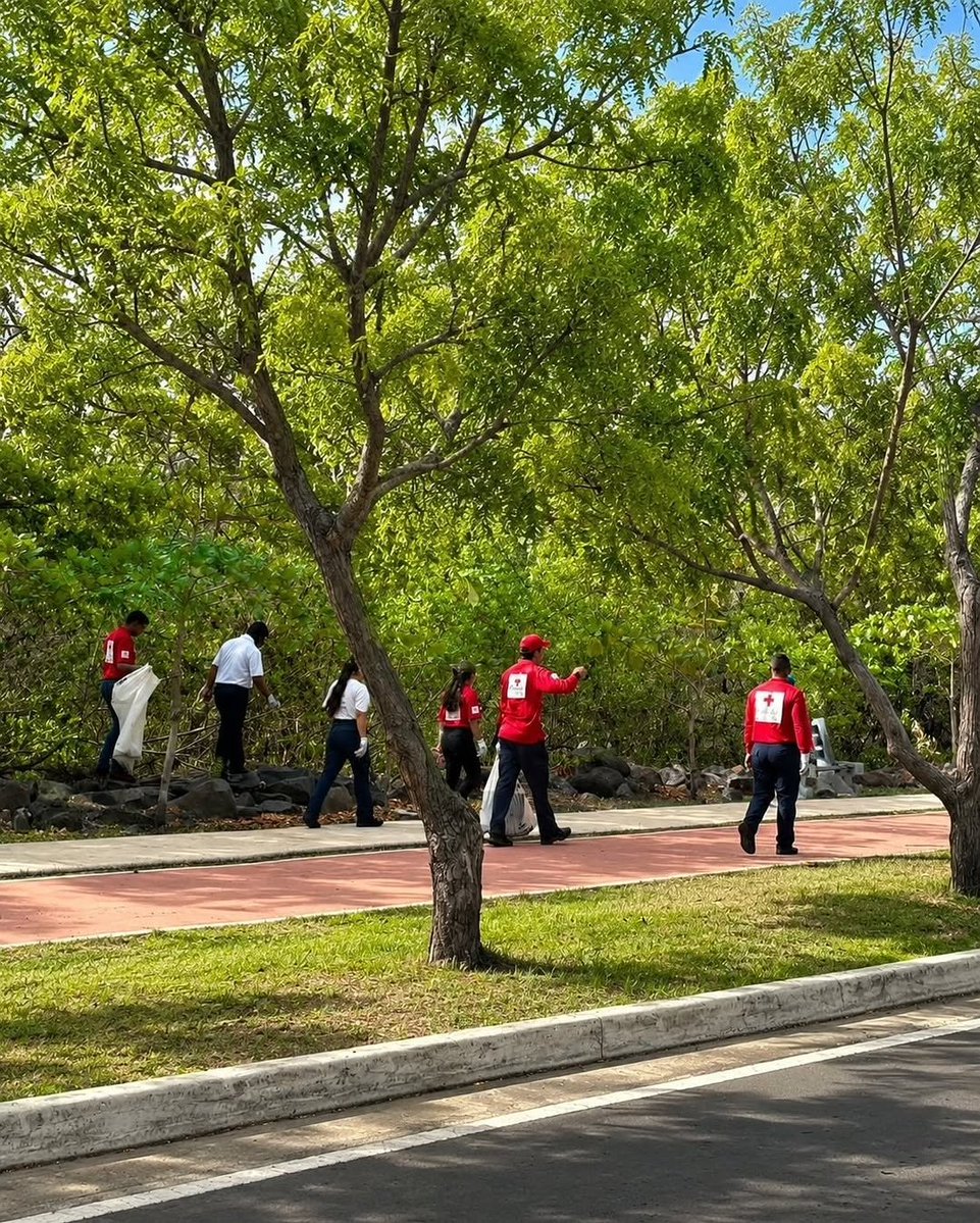 jchuertasolis's tweet photo. Celebrando la llegada de junio, Mes del Medio Ambiente, participamos este fin de semana en una jornada de limpieza y reciclaje en la playa El Agallito de Chitré, organizada por @azueromedia https://t.co/XqjhDEBQHc
