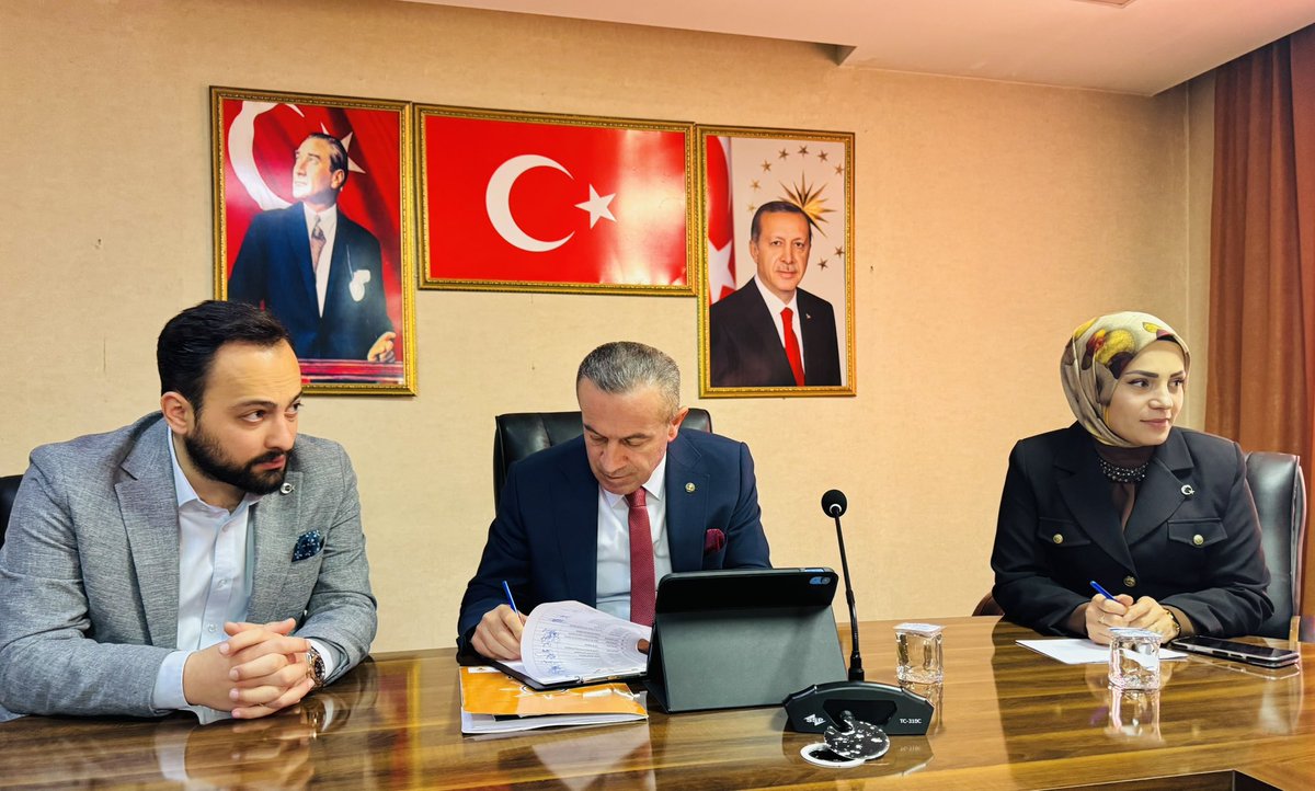 KayaZeydin's tweet photo. 📍 Hakkâri

Haftalık Olağan İl Yönetim Kurulu Toplantımızda; Mahalle/Köy Teşkilatlarımız, saha faaliyetleri, üye çalışmaları ve önümüzdeki haftaya dair planlamaları istişare ederek değerlendirdik.

Genel Başkanımız, Cumhurbaşkanımız Sayın Recep Tayyip Erdoğan liderliğinde; AK Partimizde kıymetli hemşehrilerimize hizmet etmek bizim için bir onurdur.

Birliğimiz ve beraberliğimiz daim olsun.

@RTErdogan
@Akparti
@abuyukgumus
@MustafaAlkayis
@byildiz63