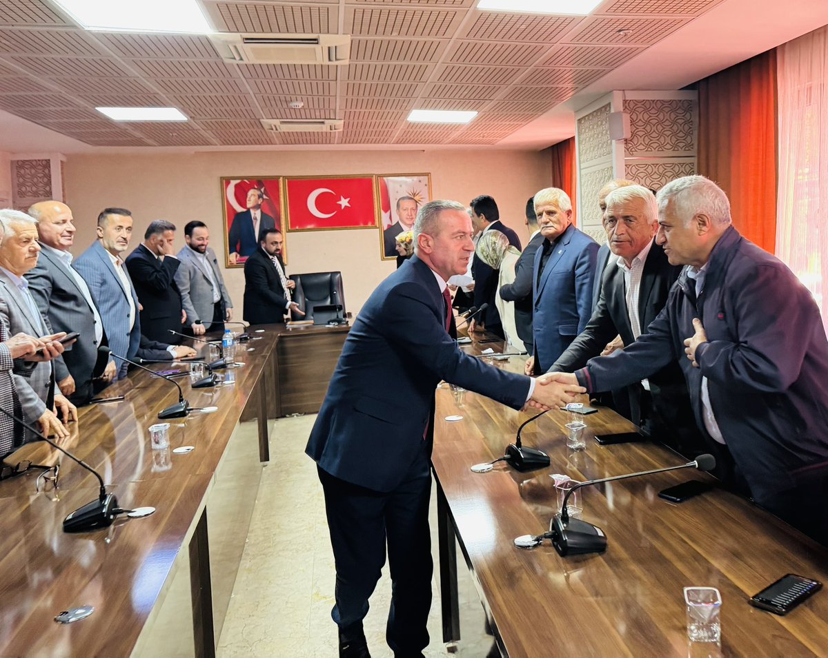 KayaZeydin's tweet photo. 📍 Hakkâri

Haftalık Olağan İl Yönetim Kurulu Toplantımızda; Mahalle/Köy Teşkilatlarımız, saha faaliyetleri, üye çalışmaları ve önümüzdeki haftaya dair planlamaları istişare ederek değerlendirdik.

Genel Başkanımız, Cumhurbaşkanımız Sayın Recep Tayyip Erdoğan liderliğinde; AK Partimizde kıymetli hemşehrilerimize hizmet etmek bizim için bir onurdur.

Birliğimiz ve beraberliğimiz daim olsun.

@RTErdogan
@Akparti
@abuyukgumus
@MustafaAlkayis
@byildiz63