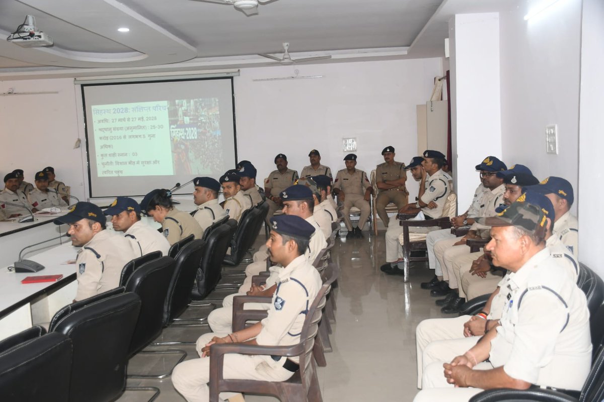 sp_vidisha's tweet photo. @DIG_BPL_RURAL एवं एसपी विदिशा ने सिंहस्थ-2028 की तैयारियों को लेकर 6 दिवसीय विशेष प्रशिक्षण सत्र का शुभारंभ किया। आयोजित प्रशिक्षण में यातायात प्रबंधन, भीड़ नियंत्रण, आपदा प्रबंधन एवं श्रद्धालु सुरक्षा जैसे महत्वपूर्ण विषयों पर पुलिस बल को प्रशिक्षित किया जा रहा है।
#MPPolice https://t.co/tG8ypS4nNt