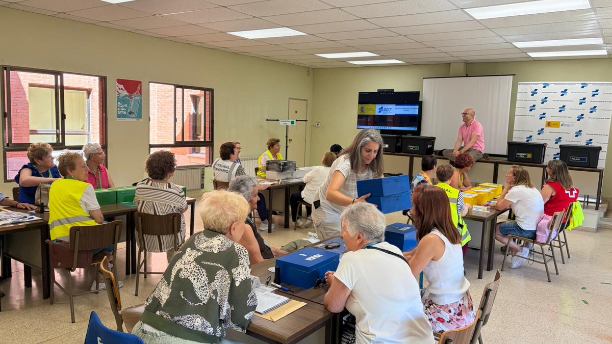 CREenZamora's tweet photo. Participamos con las personas mayores de nuestra asamblea de Fermoselle y Sayago junto con nuestra presidenta provincial en una actividad de sensibilización en Educación Vial de la Dirección General de Tráfico en Zamora. https://t.co/AmEgqfhY4E