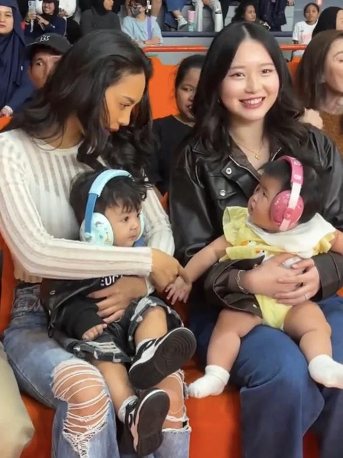 putrioka10_'s tweet photo. TAHTA TERTINGGI EARMUFF BAYI🎧
NEW MOM WAJIB TAU‼️

Bkn cm dipake artis/influencer, skrg banyak ortu pke earmuff ini buat bantu melindungi telinga sikecil saat diajak ketempat ramai seperti mall, pertandingan/acara keluarga. Jd bayi ttp lebih nyaman, gak gampang kaget krna bising https://t.co/G4pPYFRFBN