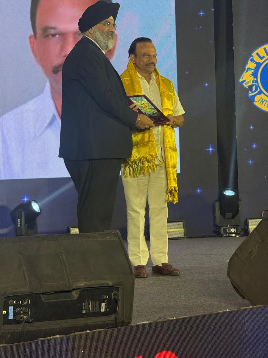 reddymagunta5's tweet photo. ఈ రోజు చెన్నై లోని ITC గ్రాండ్ చోళ లో రాజేంద్ర హాల్ లో లయన్స్ కౌన్సిల్ ఆఫ్ ఇండియా వారి ఆధ్వర్యంలో “ ఛాంపియన్స్ ఆఫ్ చేంజ్” అనే కార్యక్రమానికి ముఖ్య అతిథిగా హాజరైన ఒంగోలు పార్లమెంట్ సభ్యులు శ్రీ మాగుంట శ్రీనివాసులు రెడ్డి గారు. ఈ సందర్భంగా మాగుంట శ్రీనివాసులు రెడ్డి గారిని సత్కరించిన లయన్స్ క్లబ్ ఇంటర్నేషనల్ ప్రెసిడెంట్ శ్రీ A.P. సింగ్ గారు