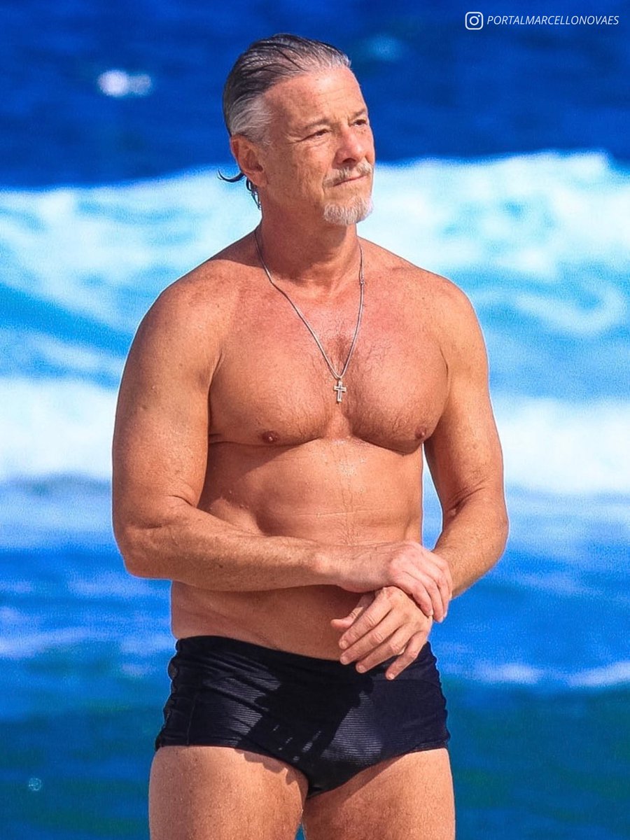 portalnovaes's tweet photo. Por aqui, estamos respirando por aparelhos! 🫠🥵 Marcello Novaes aproveitou o fim de semana de sol para curtir uma praia no Rio de Janeiro.

📸 Créditos: Fabrício Pioyani/AgNews https://t.co/At7Rzy3AWK