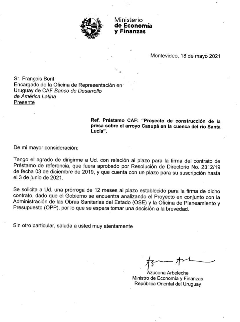 SoLeOMendivil's tweet photo. Martín Lema dice que es "insólito" avanzar en firmas, financiamiento, expropiaciones y procesos administrativos de Casupá mientras continúa la evaluación ambiental.
Interesante.
Porque en 2021 Azucena Arbeleche firmó una prórroga ante CAF para mantener vigente el préstamo de Casupá.

En 2022 el gobierno volvió a pedir otra prórroga porque seguía evaluando alternativas para garantizar el abastecimiento de agua del área metropolitana.

En 2023, en plena crisis hídrica, dirigentes del propio Partido Nacional recordaban públicamente que ese financiamiento seguía vigente y reclamaban avanzar con la obra.
👇
https://t.co/VVl8aIzhtw

O sea que durante años mantuvieron vivo el préstamo, defendieron el financiamiento y evaluaron alternativas.
Pero ahora resulta que firmar ese mismo préstamo es un escándalo institucional.
Si de verdad creyeran que solicitar financiamiento antes de culminar todos los procesos era una violación al artículo 47 de la Constitución, tendrían que empezar explicando las cartas que firmó su propio gobierno.

Lo único que cambió entre 2021 y 2026 no es el préstamo.
Es quién firma.
La memoria les dura menos que las prórrogas que firmaron
👇
https://t.co/uidDLQb75w