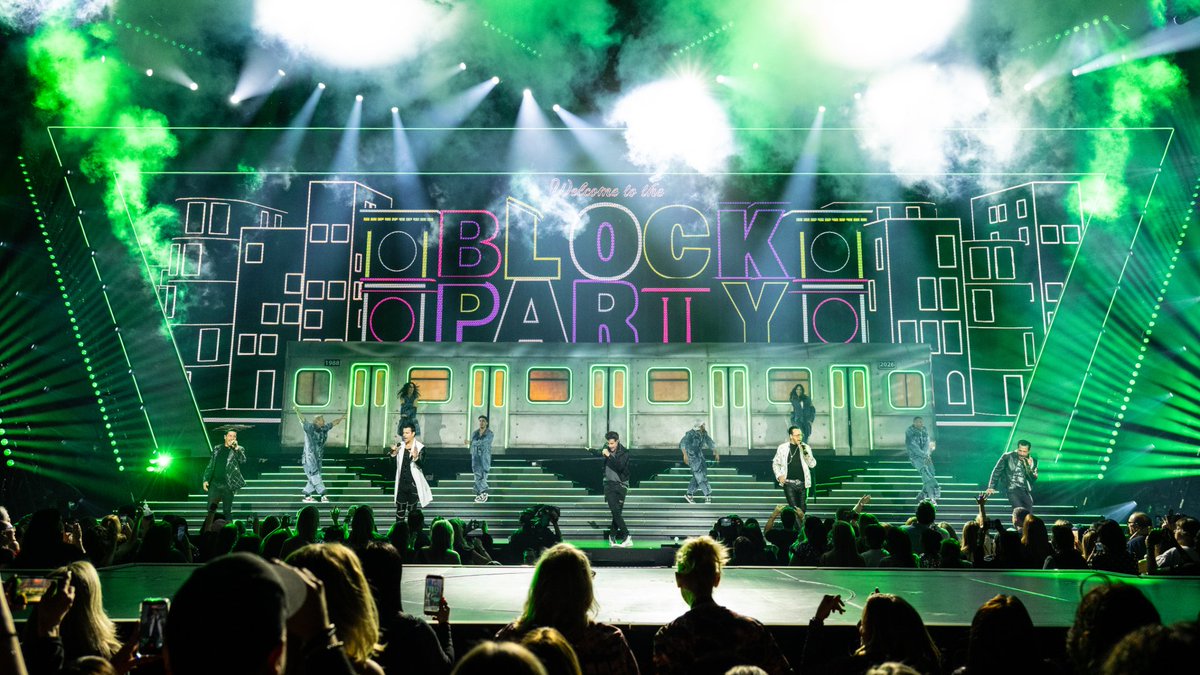 PRGlive's tweet photo. When @NKOTB launched their Vegas residency, lighting designer Travis Shirley used linear edge lighting and vertical architecture for a nostalgic yet arena-sized look. PRG supported the production w/ lighting. Read more: https://t.co/prsk4mUJ51 https://t.co/VB61eqDamC