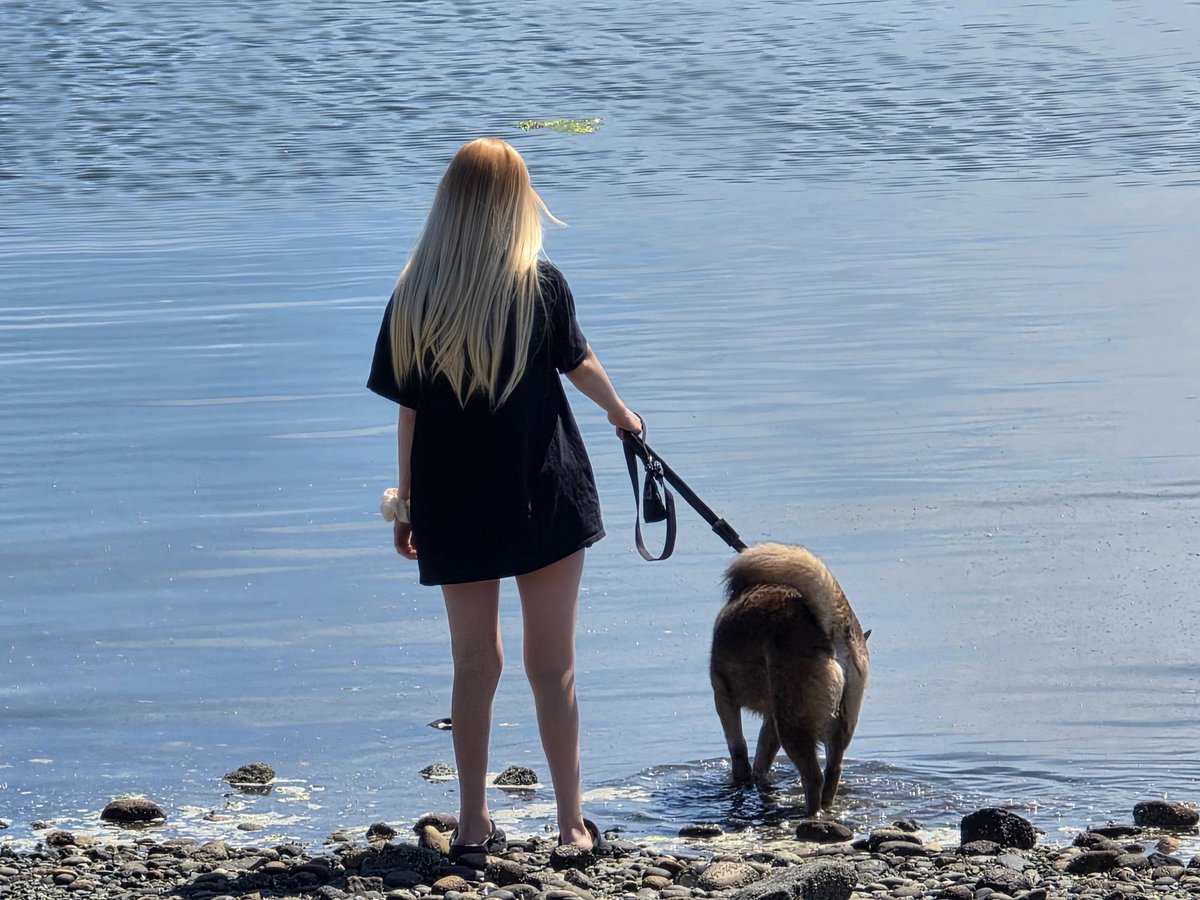 KatDestination's tweet photo. A little beach day with Griffey 🩷 https://t.co/Ck4FBv06YO