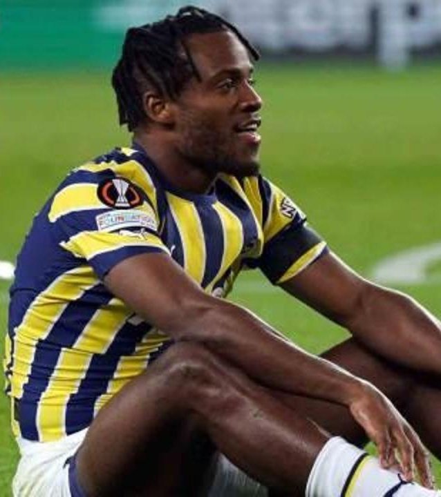 79ultrAslan's tweet photo. 🚨 Michy Batshuayi’nin Fenerbahçe hakkında söylediği iddia edilen sözler futbol gündemine bomba gibi düştü.
Batshuayi:
🗣️ “Fenerbahçe çok imitasyon bir takım. Galatasaray’ı taklit etmeyi seven, Galatasaray’ın transferlerini almaya çalışan, ligde tek hedefi Galatasaray’ı yenmek olan bir takım ve amatörce yönetiliyor.”
ifadeleriyle dikkat çekti.
Bu açıklamalar sosyal medyada kısa sürede geniş yankı uyandırırken, futbolseverler arasında da büyük tartışma başlattı. 👀🔥