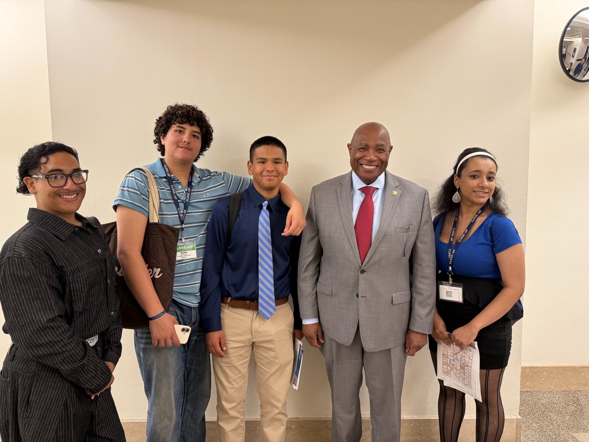 CloseUp_DC's tweet photo. Close Up was proud to partner with Johnson &amp; Johnson to bring high school students from New Jersey and Massachusetts to the nation’s capital to explore leadership, public policy, and the issues impacting their communities through the J&amp;J Civic Scholars Program. https://t.co/qxea0Cv5M9