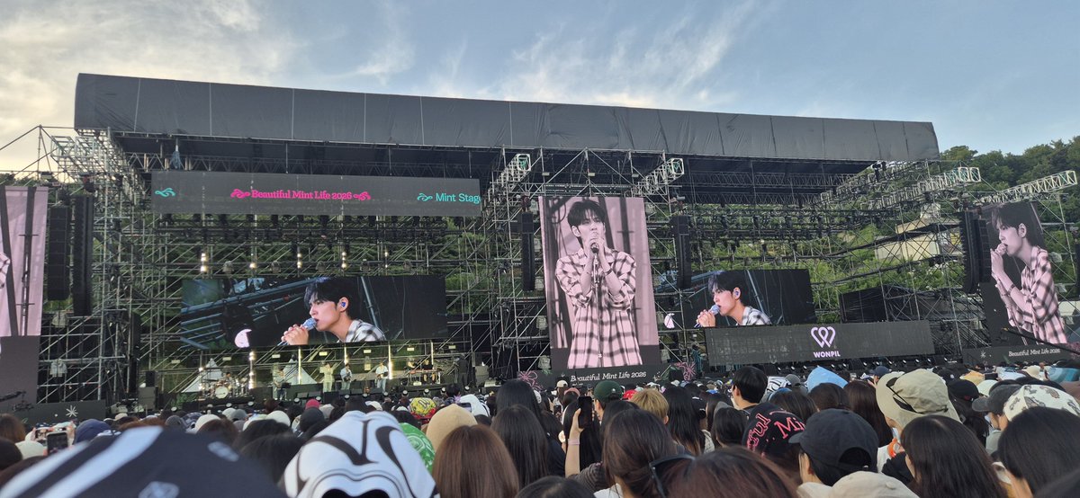 dayrid12's tweet photo. 뷰민라 곱씹어보고 있는데,, 
나홀로집에 무대가 너무너무 신나고 좋앗음 
상관없어 내가 가장 소중해~ 
떼창하면서 방방 뛰는데 거의 프리하게 급이엇어 다들 너무 행복해보여서 더 재밌고 벅찼음 이걸 언제 또 라이브로 들을 수 잇을까요 아쉽다 https://t.co/UNgLwT5cBF