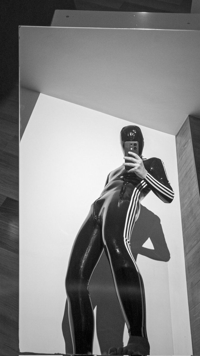 rubbr_void's tweet photo. This rubberboy wants to have fun... https://t.co/7vW6nx5ZNp