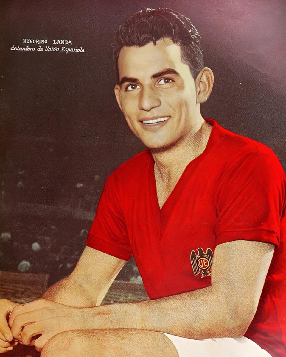 UEoficial's tweet photo. 🎂 Hoy celebramos el natalicio de Honorino Landa, leyenda de Unión Española y referente eterno del fútbol chileno.

❤️💛 Campeón con el Rojo, mundialista con La Roja e ídolo de generaciones. Su legado sigue vivo en cada rincón de la Catedral y en el corazón de toda la Familia Hispana.

¡Gracias por tu historia, tu talento y tu amor por estos colores! ⚽️