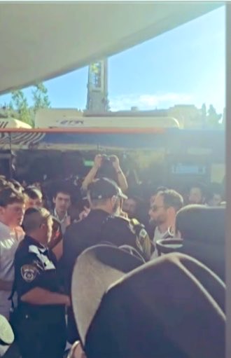 NTarnopolsky's tweet photo. 💥Anarchy: Pushed by Netanyahu's closest allies, a mob of ultra-orthodox Jews in Jerusalem are trying to invade the home of a top police officer. A similar horde invaded the Beit Shemesh police station– and all those arrested were released. Anti-IDF draft riots around the country https://t.co/IeOLPG0XZC
