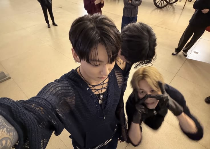 jksgav's tweet photo. jungkook vino y nos dijo viva el vminkook https://t.co/qsJzxmGUeH