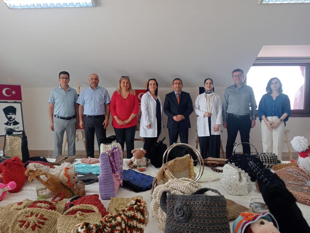 dsmkucukcekmece's tweet photo. MÜDÜRLÜĞÜMÜZCE BAYRAMLAŞMA PROGRAMI VE SERGİ AÇILIŞI GERÇEKLEŞTİRİLDİ https://t.co/FhmO7vc7HL