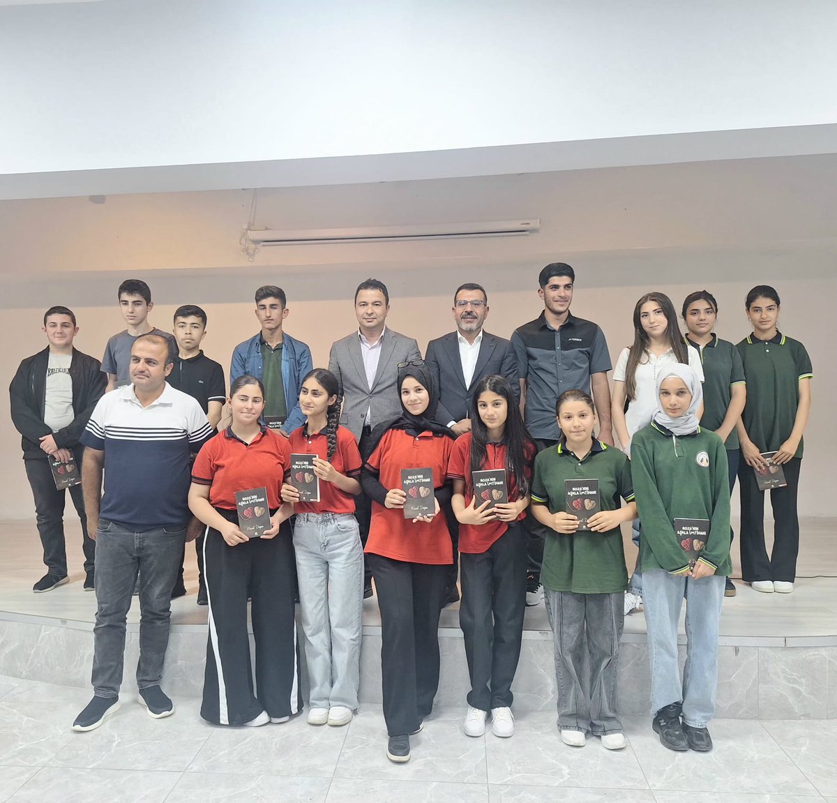 Hasankeyf_MEM's tweet photo. Eğitimci-Yazar Murat Doğan, ilçemizde öğrencilerle bir araya gelerek keyifli bir söyleşi gerçekleştirdi. Program kapsamında öğrencilerle deneyimlerini paylaşan Doğan, kitaplarını imzalayarak genç okurlarıyla buluştu.
@Hasankeyf_K @BatmanilMEM @mehmetaliimrak @yasarciger https://t.co/EsDkX2e79e