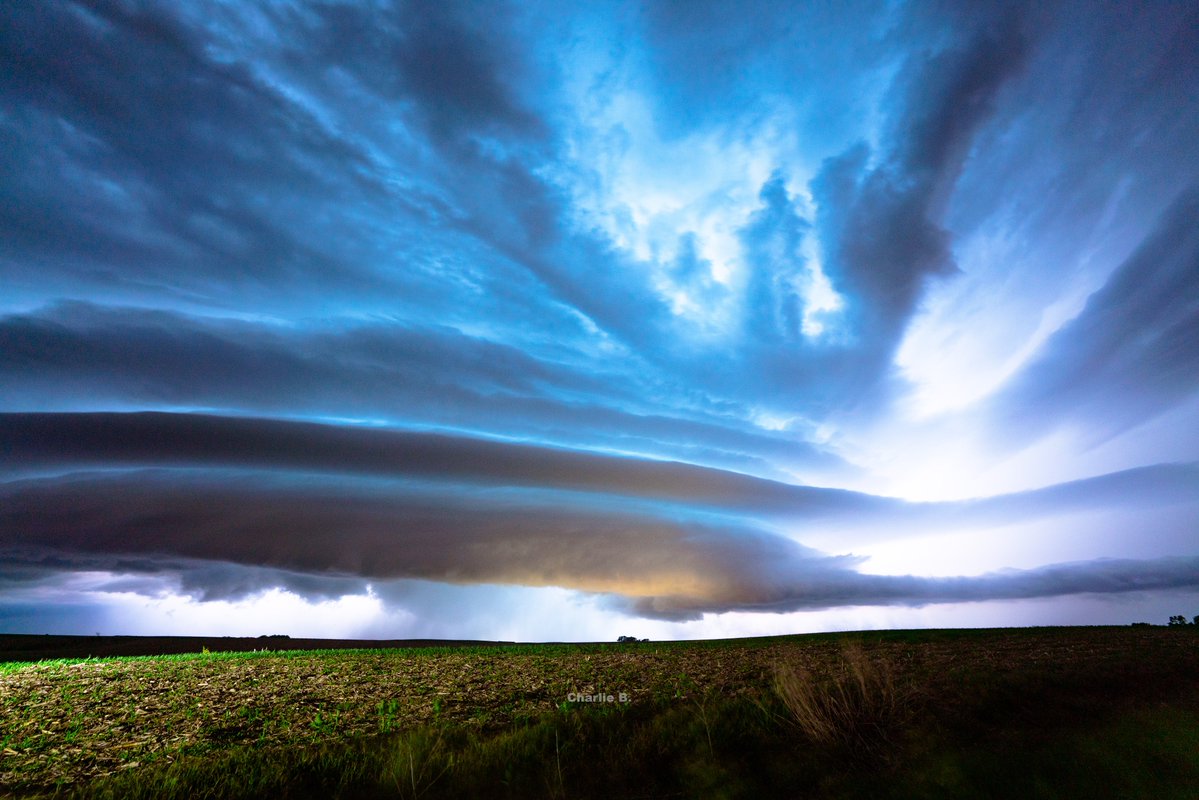CharlieBourdo's tweet photo. This chase is brought to you by @ben_williams_wx https://t.co/16ge65Gnqq