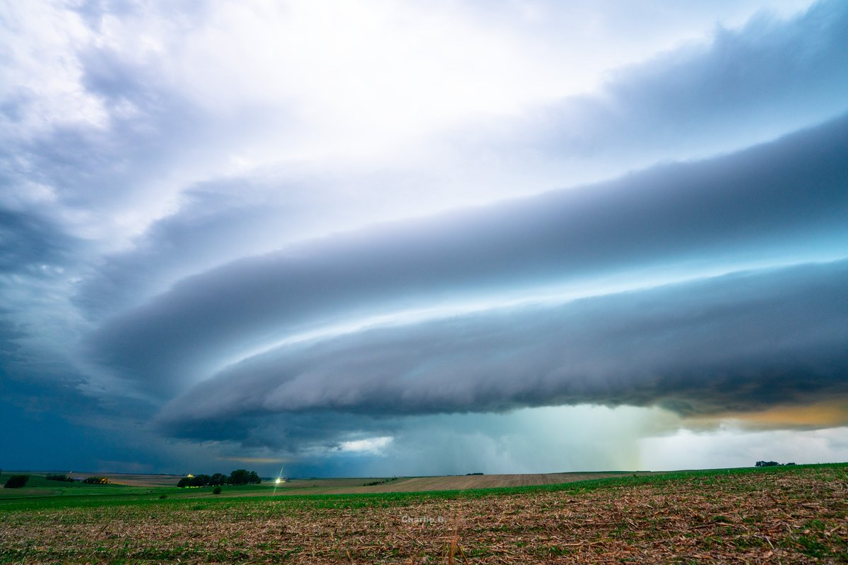 CharlieBourdo's tweet photo. This chase is brought to you by @ben_williams_wx https://t.co/16ge65Gnqq