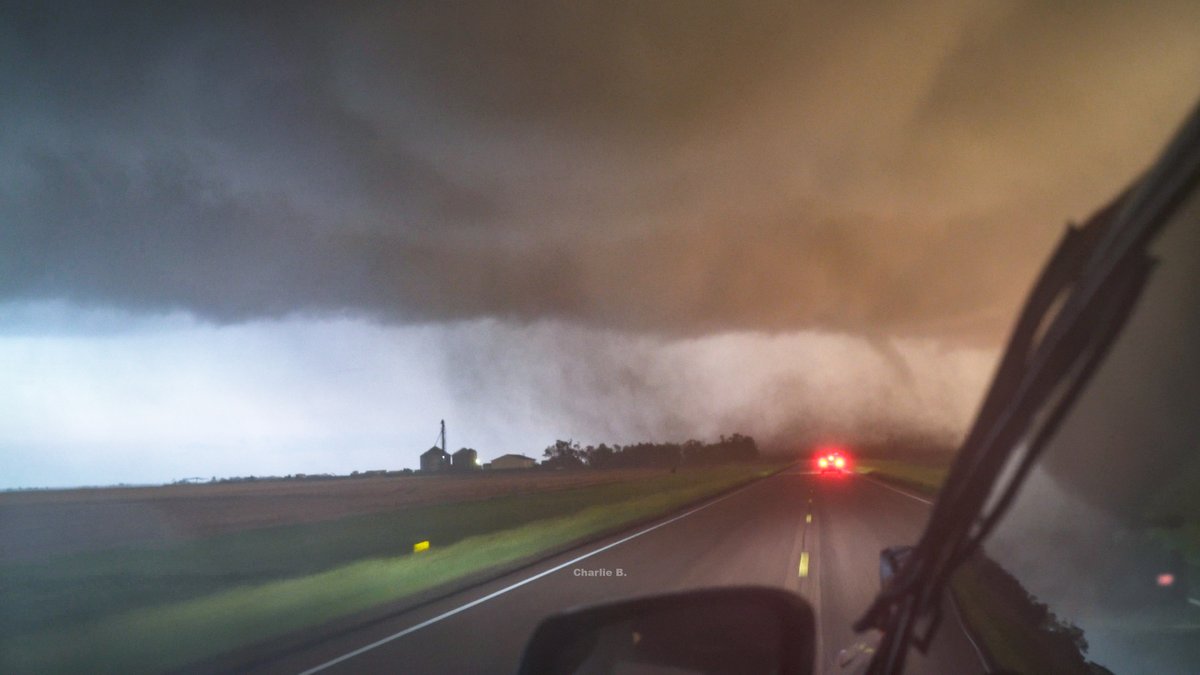 CharlieBourdo's tweet photo. This chase is brought to you by @ben_williams_wx https://t.co/16ge65Gnqq
