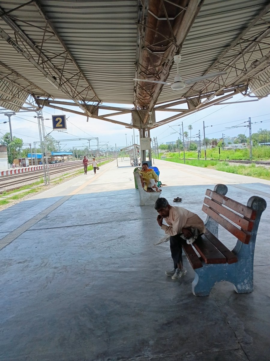 vipin_2014's tweet photo. @drm_mb 
@rail_seva 
@RailMadad 
@AshwiniVaishnaw 
Najibabad railway station par platform 2 par new shed ke niche 2 hi bench lagi h. यहां पर पीक समय में यात्री अक्सर नीचे बैठे रहते। शेड का क्या लाभ जब बैठने के लिए पर्याप्त बेंच ही नहीं है। यही हाल प्लेटफॉर्म 1 का है। https://t.co/n1jrF8vIEp