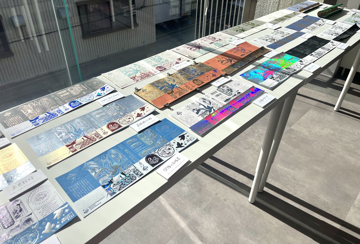 2dPizza's tweet photo. インテ前に素敵な展示も見てきた！
多種多様な箔と紙の組み合わせが見れて、最高のキラキラ空間だった( ꜆ᐢ. ̫.ᐢ)꜆♡
箔見本帳も買えて大満足！
#日なたの窓展 https://t.co/HeriSPOctK