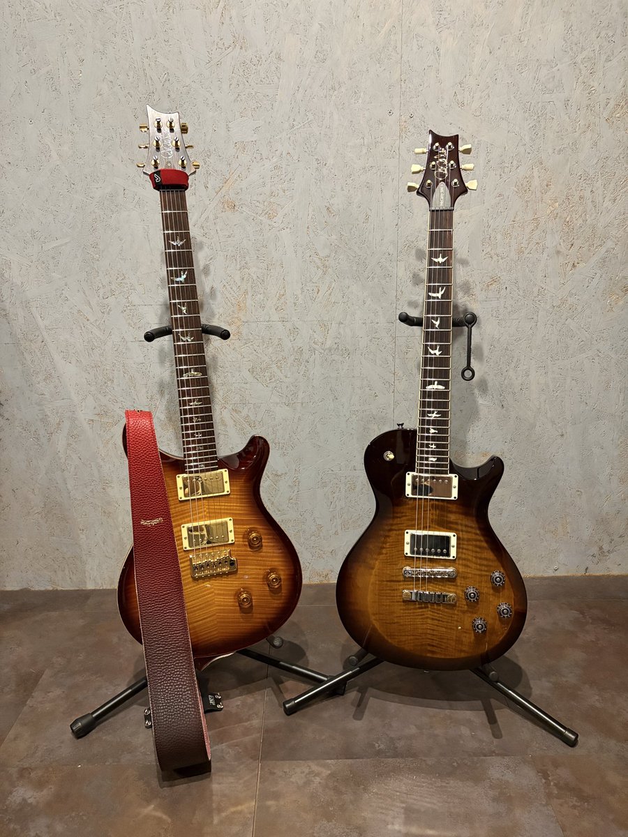 hakase_lab's tweet photo. ずっと悩んでいたストラップをやっと新調。
Grande Uomo / G-Premium Slim Wide Dark Cherry Fade
メインのPRS2本で使いたかったんだけど、どちらにも合ってて素敵。
重い方のS2 McCarty594が2h弾いてて体感での負荷軽減してます😭
ヘルニア持ちにはオススメです。
じっくり育てます🤘
#Grandeuomoは沼 https://t.co/VPAw8GYRfl