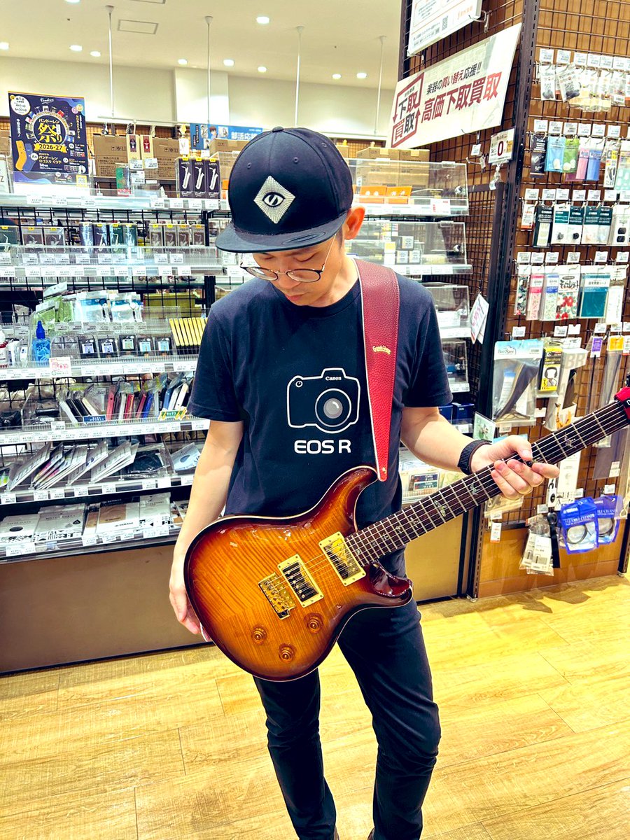 hakase_lab's tweet photo. ずっと悩んでいたストラップをやっと新調。
Grande Uomo / G-Premium Slim Wide Dark Cherry Fade
メインのPRS2本で使いたかったんだけど、どちらにも合ってて素敵。
重い方のS2 McCarty594が2h弾いてて体感での負荷軽減してます😭
ヘルニア持ちにはオススメです。
じっくり育てます🤘
#Grandeuomoは沼 https://t.co/VPAw8GYRfl