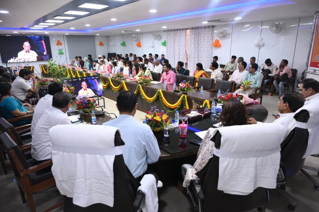BagpatDm's tweet photo. आज लखनऊ में माo #UPCM श्री @myogiadityanath जी द्वारा मेधावियों के #सम्मान समारोह कार्यक्रम का लाइव प्रसारण कलेक्ट्रेट सभागार में देखा गया तथा माo विधायक छपरौली श्री @ajaykmla जी द्वारा जनपद #बागपत से बोर्ड परीक्षा में #अव्वल रहे विद्यार्थियों को प्रोत्साहन राशि का चेक एवं प्रशस्ति पत्र देकर सम्मानित किया गया। @upboardpryj