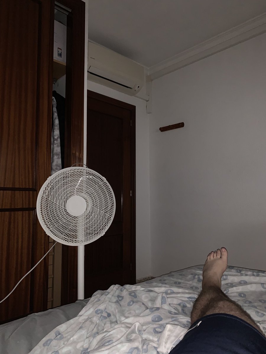 Samuuu97's tweet photo. Ya ha llegado el verano… 😤🥵

#Ventilador #Calor #Verano https://t.co/U9dgb0InFh