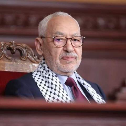 Ranyadridi's tweet photo. للقراءة دون الحاجة إلى رابط
مقالي  على صحيفة العربي الجديد: 

"مرض الغنوشي أم مرض النخبة؟"

حين دخل رئيس البرلمان التونسي المنحل راشد الغنوشي المستشفى، لم يكن المرض وحده ما يفتك به، كان هناك أيضاً صمت الأصدقاء وضجيج الشامتين. كان هذا في 30 إبريل/ نيسان الماضي، بعد أن أعلنت حركة النهضة عن تدهور حاد في الوضع الصحي لزعيمها، القابع في السجن منذ إبريل 2023، ما استوجب نقله بصفة عاجلة إلى المستشفى لتلقي العلاج والمراقبة الطبية. 

والرجل الثمانيني ليس سجيناً سياسيّاً عادياً، بل يُصنّف أحد أكبر السجناء السياسيين في العالم اليوم، بقضايا تفوق أحكامها 70 عاماً، وبثلاث سنوات من الاعتقال من دون أفق قانوني واضح.

قبل أن يكون زعيم حزب، وقبل أن يكون رئيساً للبرلمان، كان راشد الغنوشي مفكراً عربياً إسلامياً من طراز نادر. درس الفلسفة في دمشق وفي السوربون بباريس، وعاد إلى تونس ليواجه مصيراً قاسياً: حكم بالإعدام في عهد بورقيبة، ثم سجن وتعذيب ونفي قسري في عهد بن علي دام 22 عاما في لندن. وهناك لم يتوقف عن الكتابة والتأليف، واضعاً مؤلفات فكرية كبرى، أبرزها كتابه المرجعي "الحريات العامة في الدولة الإسلامية" الذي كتب جزءاً منه وهو في السجن، ودافع فيه عن فكرة كانت جريئة في زمنها: أن الإسلام يقبل التعدّدية الحزبية والديمقراطية. بعد الثورة، صنفته مجلة تايم الأميركية عام 2012 ضمن أكثر مائة شخصية تأثيراً ونفوذاً في العالم، ومنحته "تشاتام هاوس" جائزتها المرموقة مع الرئيس التونسي الأسبق منصف المرزوقي، تقديراً لدوره في إنجاح الانتقال الديمقراطي في تونس.

اختلف معه اليساريون والعلمانيون، دخل في صراعات، أخطأ وأصاب، لكن أحداً لم يستطع أن ينزع عنه صفتي المفكّر والسياسي المحنك. والأهم أنه، في عز قوته، لم يسجن خصماً، ولم ينكّل بصحافي، ولم يضيّق على إعلام، كان الناس يتكلمون بكل أطيافهم وخلفياتهم. وفي اللحظة التي يُفترض أن تهتز فيها ضمائر النخب والعامة أمام مشهد شيخٍ مريضٍ خلف القضبان، حصل ما لم يكن في الحسبان: خيّم صمتٌ مطبقٌ من شريحة واسعة ممن يفترض بهم أن يكونوا في طليعة المعارضين لسياسة القمع، بينما انطلقت في المقابل موجة شماتة وتشفٍّ من شريحة أخرى، وحتى من صفحات مأجورة يغذّيها ذباب إلكتروني.

وسط هذا العبث، برز شيءٌ مختلف: فنانة استعراضية تُدعى نرمين صفر تضامنت في صفحتها مع الشيخ، كتبت ما معناه أنها تحترم قامته الفكرية، لم تكتف بالدعاء له بالشفاء، بل خاضت في "الممنوع" في زمن صار فيه التضامن مع الغنّوشي تهمة بحد ذاتها. وزاد الطين بلة أن النخبة ظلت صامتة، بينما انهالت موجة التهكم والسخرية من الصفحات المأجورة والمحسوبة على النظام في تونس، إضافة إلى بعض من انجرفوا وراء تلك الموجة من دون تمحيص. 

ولم تستهجن تعليقاتٌ ملأت المنصات سجن شيخ ثمانيني، بل استهجنت أن "راقصة لها رأي"، وأن "من تكون هذه لتتحدّث في السياسة والفكر؟"، وكأن التضامن صار نادياً مغلقاً لا يحقّ لأحد أن ينضم إليه.

ثمة خط رفيع بين الخصومة السياسية والسقوط الإنساني، وكثيرون تجاوزوه هذه الأيام من دون أن يرفّ لهم جفن. ليست الشماتة في مرض رجل ثمانيني خلف القضبان موقفا سياسيا، بل هي عطبٌ في الضمير. يمكنك أن تعتبر الغنوشي خصماً لدوداً، يمكنك أن ترى في مسيرته ما شئت من أخطاء، أما أن تجد في مرضه فرصة للشماتة فهذا كشف لحقيقتك أنت لا لحقيقته هو.