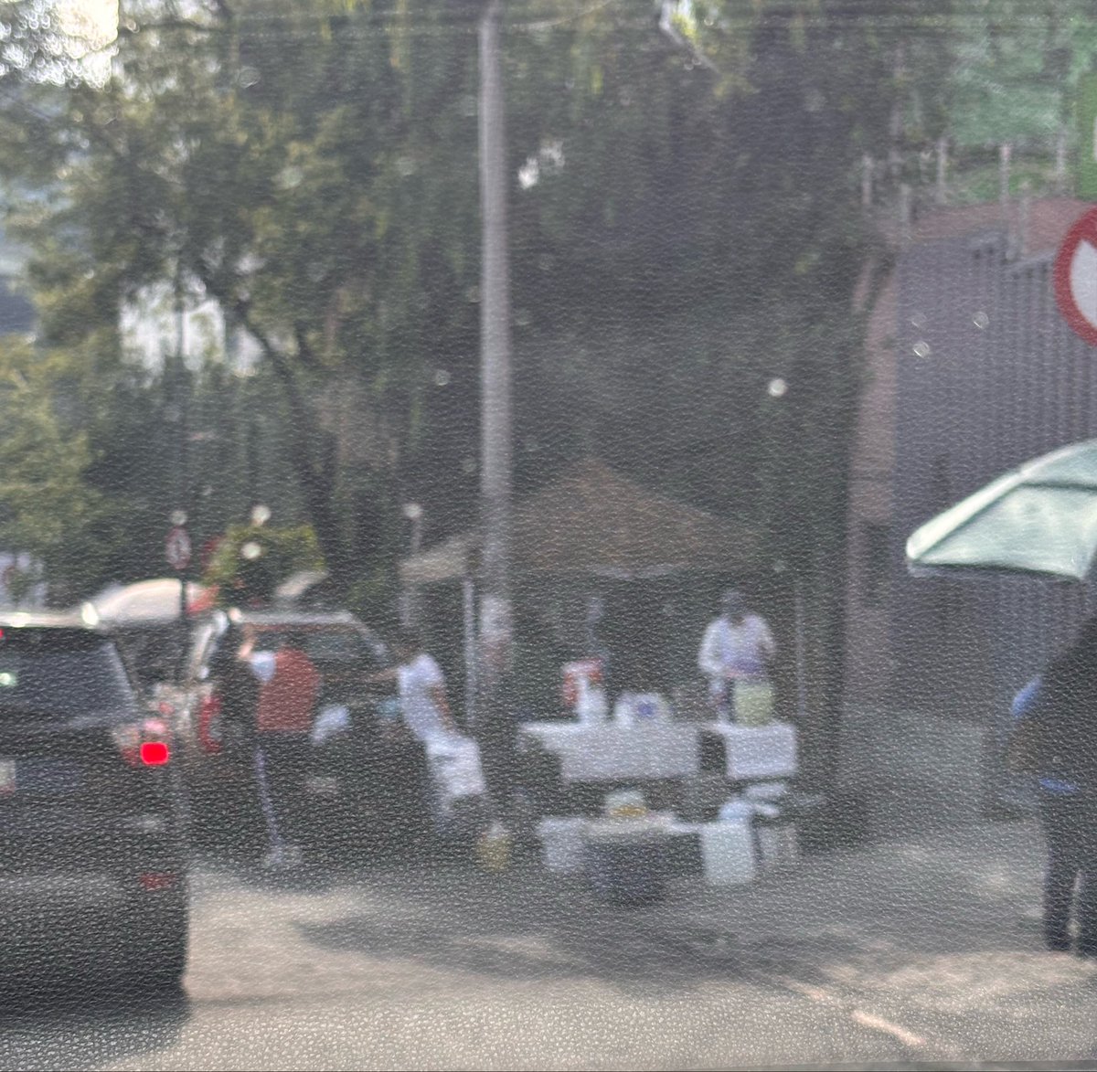 ichiric's tweet photo. @UCS_GCDMX @telediario @PabloVazC @MVSNoticias @ClaraBrugadaM @OVIALCDMX @TransitoCdMx @Gabyosoriohdz @TlalpanAl @adn40 @Reforma Picacho-Ajusco en Tlalpan, esq. pico de turquino dir periférico los q infringen el reglamento todos los días, generan transito y con permiso 2025 jaja https://t.co/sAdL7tqQkH