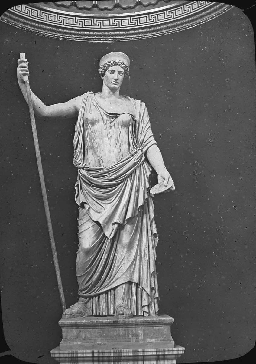 redhistoria's tweet photo. Juno era la reina de los dioses en la mitología romana, considerada la protectora suprema de la mujer, el matrimonio, la fertilidad y la familia. Era la esposa y hermana de Júpiter, el dios principal del panteón romano, formando junto a él y a la diosa Minerva la célebre Tríada Capitolina, el núcleo de la religión del Estado romano. En la mitología griega, su equivalente directa es la diosa Hera.

Funciones y Atributos Principales

Protectora de las mujeres: Velaba por todos los aspectos de la vida femenina, especialmente el parto.

Diosa del matrimonio: Representaba la dignidad conyugal y la estabilidad familiar.

Atributos visuales: Se la solía representar con un cetro, una diadema dorada (o corona) y acompañada por un pavo real, su animal sagrado.

Origen del mes de junio: El nombre del mes de junio deriva directamente de ella, siendo históricamente la época más propicia para celebrar bodas.

Epítetos Comunes (Nombres según su rol)

Dependiendo de la protección que se le solicitaba, el Estado y los ciudadanos la invocaban de distintas maneras:

Juno Regina: Su faceta como reina del cielo y del Estado romano.

Juno Moneta: Protectora de los fondos económicos; en su templo se acuñaban las monedas romanas (origen de la palabra "moneda").

Juno Lucina: Protectora de los nacimientos, encargada de "traer a los niños a la luz".
