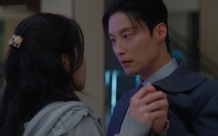 RISEOFVENUS's tweet photo. "why are you here?" "to protect you."
–
just noticed the framing for when shin seori finally admits her feelings to cha segye mirrors the 1st time they met in joseon, him protecting her then, down to her outstretched hand... oh im gonna lose it
#myroyalnemesis https://t.co/3tpq5RmeRJ